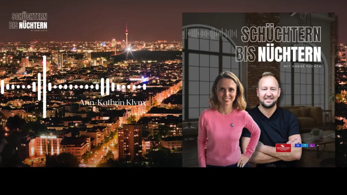 Collage zum Podcast „Schüchtern bis Nüchtern“ mit Moderator André Puchta. Links ist eine nächtliche Panoramaansicht von Berlin zu sehen, prominent mit dem beleuchteten Fernsehturm im Zentrum. Über die Stadtansicht ist ein weißer Audiowellenverlauf mit dem eingeblendeten Namen „Ann-Kathrin Klym“ gelegt. Rechts im Bild: das offizielle Podcast-Cover