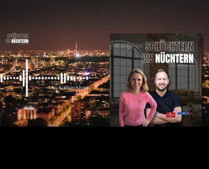 Collage zum Podcast „Schüchtern bis Nüchtern“ mit Moderator André Puchta. Links ist eine nächtliche Panoramaansicht von Berlin zu sehen, prominent mit dem beleuchteten Fernsehturm im Zentrum. Über die Stadtansicht ist ein weißer Audiowellenverlauf mit dem eingeblendeten Namen „Ann-Kathrin Klym“ gelegt. Rechts im Bild: das offizielle Podcast-Cover