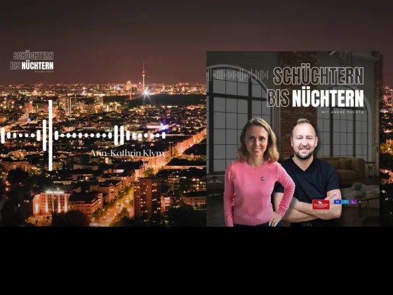 Collage zum Podcast „Schüchtern bis Nüchtern“ mit Moderator André Puchta. Links ist eine nächtliche Panoramaansicht von Berlin zu sehen, prominent mit dem beleuchteten Fernsehturm im Zentrum. Über die Stadtansicht ist ein weißer Audiowellenverlauf mit dem eingeblendeten Namen „Ann-Kathrin Klym“ gelegt. Rechts im Bild: das offizielle Podcast-Cover
