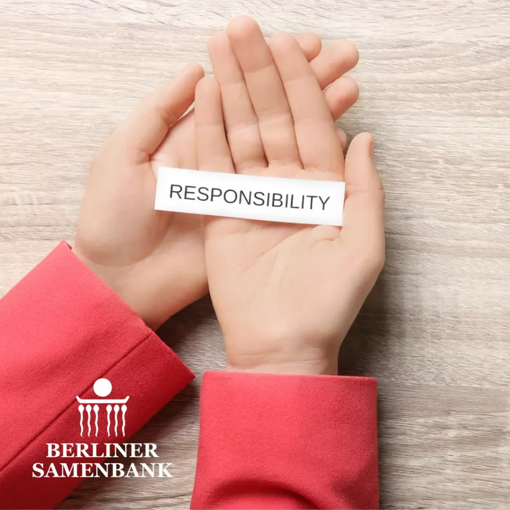 Zwei Hände halten den Begriff Responsibility