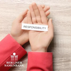 Zwei Hände halten den Begriff Responsibility