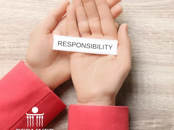 Zwei Hände halten den Begriff Responsibility