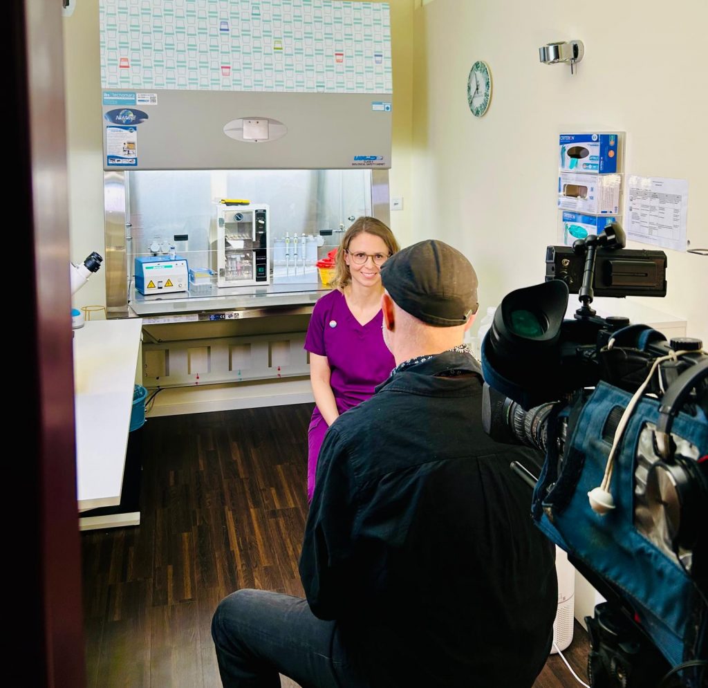 Ann-Kathrin Klym bei Fernsehaufnahme in der Berliner Samenbank