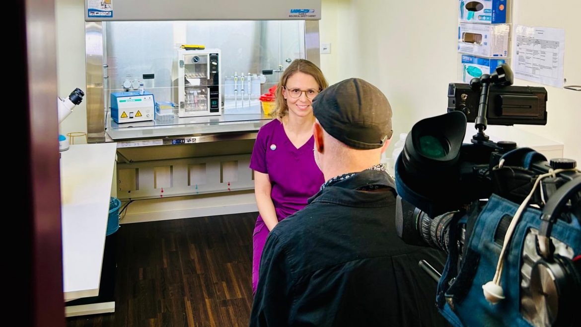 Ann-Kathrin Klym bei Fernsehaufnahme in der Berliner Samenbank
