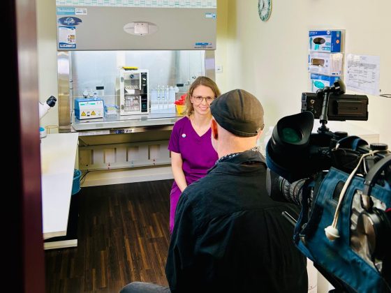 Ann-Kathrin Klym bei Fernsehaufnahme in der Berliner Samenbank